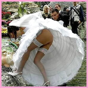 foto amadora Hochzeitsbraut unter dem Kleid