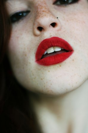 zdjęcie amatorskie Red lipstick