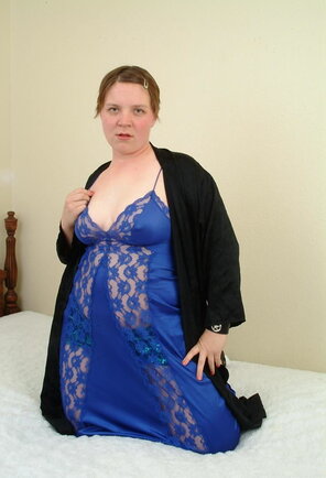 amateur-Foto Grace taking off her blue lingerie