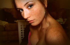 foto amateur can't get enough of her freckles