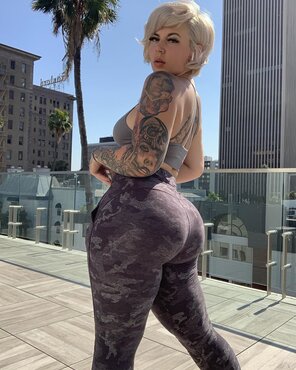 Looking like a thick, tatted Marilyn Monroe