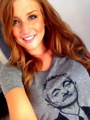 photo amateur Pretty Girl with a epic T-Shirt