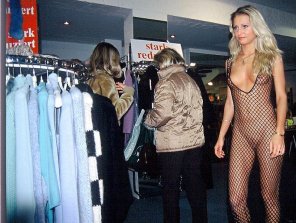 foto amatoriale Wearing a barely there dress while shopping