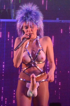 foto amadora Miley will rock out with her cock out on her new tour