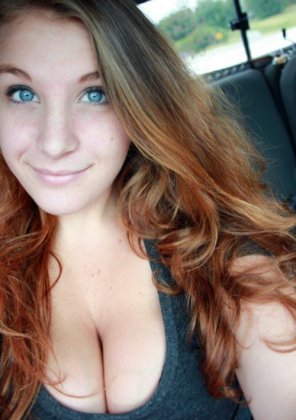 photo amateur Busty redhead selfie whilst driving