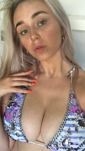 amateur pic Busty blonde slut Savannah Wallace (22)