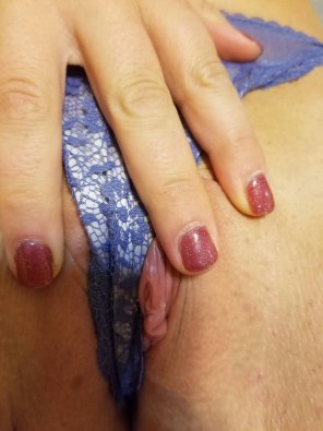 amateur photo My wi[f]es pussy peaking out