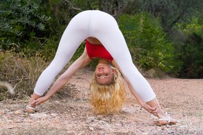 foto amateur What's-under-the-yoga-pants-2_Ariel_010
