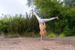 What's-under-the-yoga-pants-2_Ariel_032