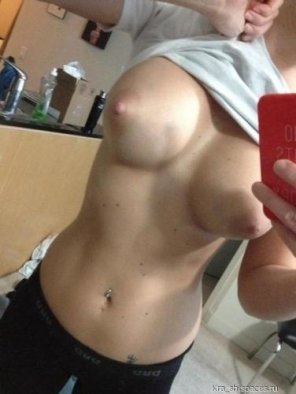 amateur pic PictureLifting her shirt