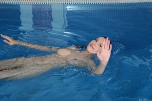 photo amateur metart_nude-swim_suzanna-a_high_0108