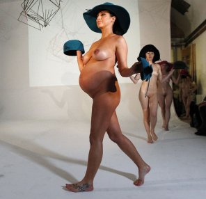 amateurfoto Sophia Cahill Nude Fashion Show #6