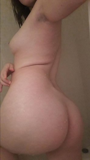 photo amateur Belive me, this little ass can take really big things ;)