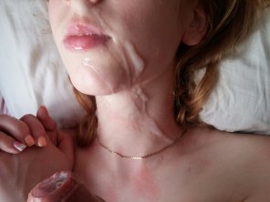 amateur-Foto Down her neck