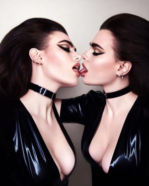 amateur photo Kissing in Latex