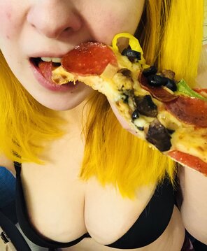 foto amateur How about a sub for pale girls with pizza?