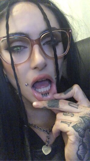 foto amadora Bad girls with glasses?