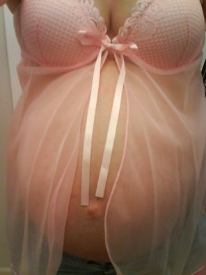 zdjęcie amatorskie Silky pink lingerie showing almost everything