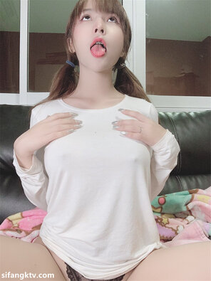 Sensuous 推特童颜巨乳混血网红：安娜悠米 2025.10.22 – 358 pics