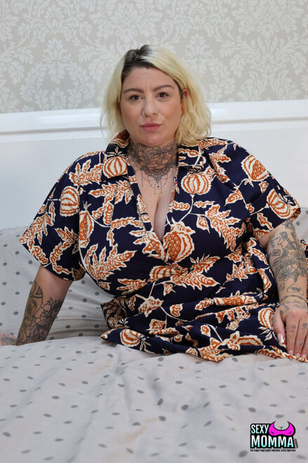 Busty teen Em Yang sucks her stepmom Katie Summer_0016