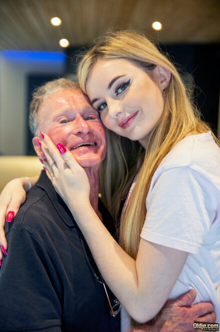 Teenage vixen Baby Kxtten gets fucked by a tiny grandpa while standing_0001