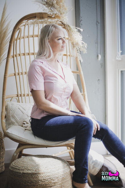 Blonde teen Annie Archer and hot cougar London River play with a dildo_0001