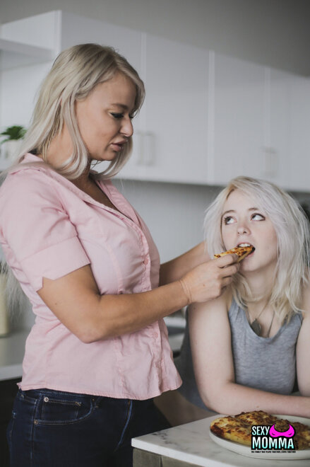 Blonde teen Annie Archer and hot cougar London River play with a dildo_0002