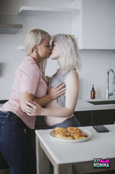 Blonde teen Annie Archer and hot cougar London River play with a dildo_0004