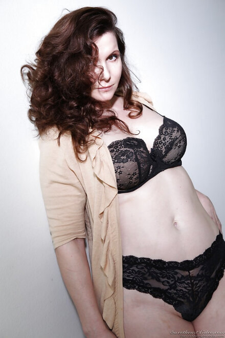 Older lady Nica Noelle removes black bra and panties to model in nude_0001