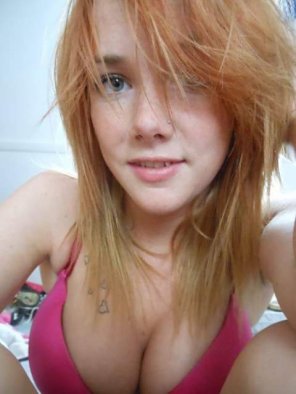 photo amateur Some clevage and a smile
