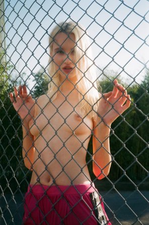 foto amateur Behind the fence