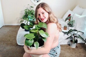 foto amateur [F]inding joy in the little things, like healthy plants and cute overalls :)