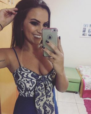 amateur-Foto PictureGreat smile and cleavage