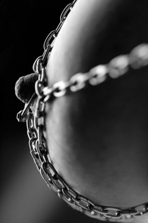 foto amatoriale Chained and pierced