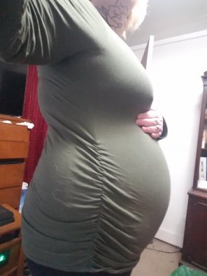 amateur photo SFW side view at 23 weeks
