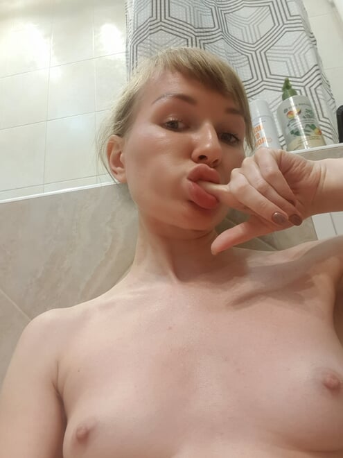 Zoya (20) nude
