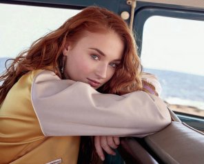 photo amateur Sophie Turner in the backseat of a car