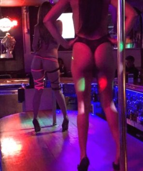 zdjęcie amatorskie [f,19] This is a picture from my stage training at the club. Iâ€™m the one standing awkwardly in front ðŸ˜… I know that a strip club might not be cons