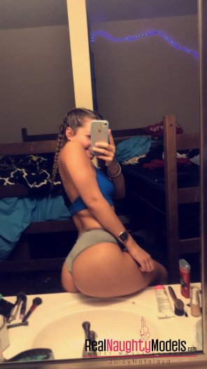 amateur photo Teen shows off amazing ass in mirror shot