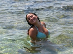 zdjęcie amatorskie Busty girl in the water