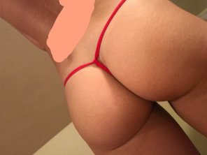 foto amatoriale Incredible ass in red g-string