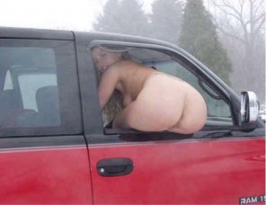 foto amadora Mooning out the car window