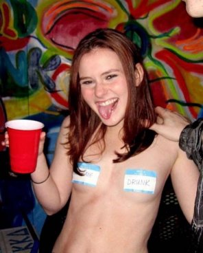 zdjęcie amatorskie Drunk girl having a good time