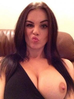zdjęcie amatorskie Brunette hot cutie showing her decent boob
