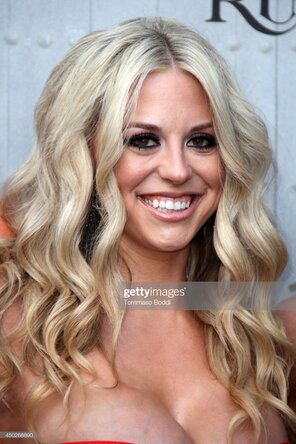 photo amateur Taryn Terrell Fantastic Smile and Huge Bust