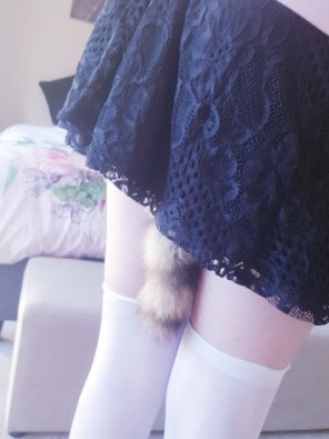 foto amatoriale My [F]luffy little tail peaking out of my skirt