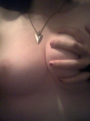 foto amateur Perfect Goth Girl Titty Squeeze