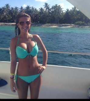 amateur-Foto Great bikini body on a boat.