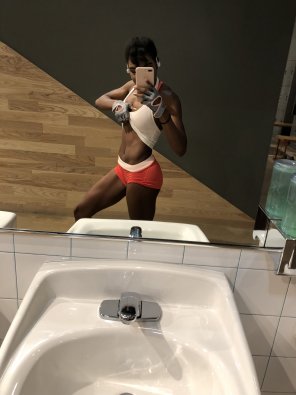 foto amateur Flexing at the gym