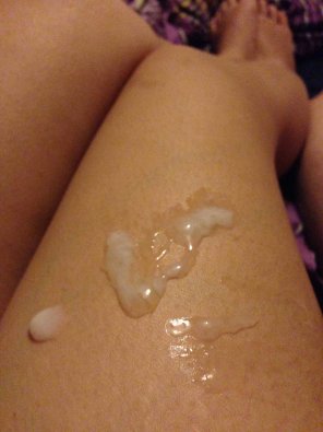 foto amateur Love a little cum on my leg, would you double it?